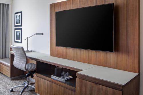 1 Bedroom Executive Suite, 1 King, Sofa bed