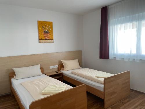 2 bedrooms, 5 beds