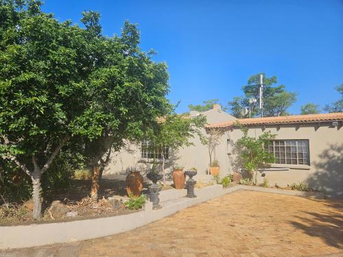 Getaway with mountain views, BBQs & hikes near Cradle of Humankind Getaway with mountain views, BBQs & hikes near Cradle of Humankind