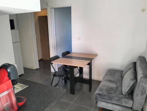 Appartement F1 bis en RDC avec terrasse - Location saisonnière - La Garde