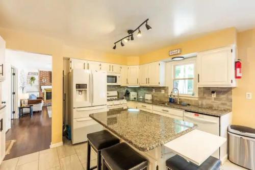 مطبخ, Lrge 5 BR 9 Beds Near DC-Pool, Hot Tub, Gym, Game Rm, Fire Pit in Bowie