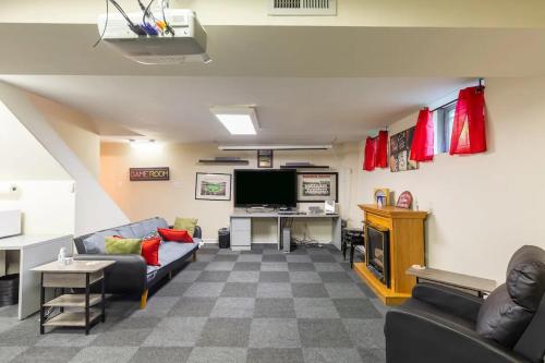 共用Lounge/電視區, Lrge 5 BR 9 Beds Near DC-Pool, Hot Tub, Gym, Game Rm, Fire Pit in 鮑伊