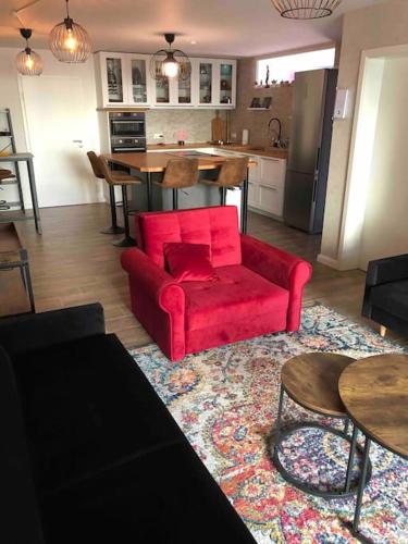 Stylisches Maybach Appartement mit Terrasse für 5 Personen, 5 Betten, große Kochinsel, Homeoffice mit 250Mbit WLAN in Aidlingen, Deutschland