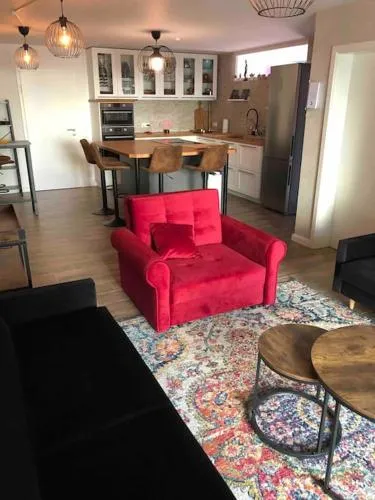 Stylisches Maybach Appartement mit Terrasse für 5 Personen, 5 Betten, große Kochinsel, Homeoffice mit 250Mbit WLAN in Aidlingen, Deutschland
