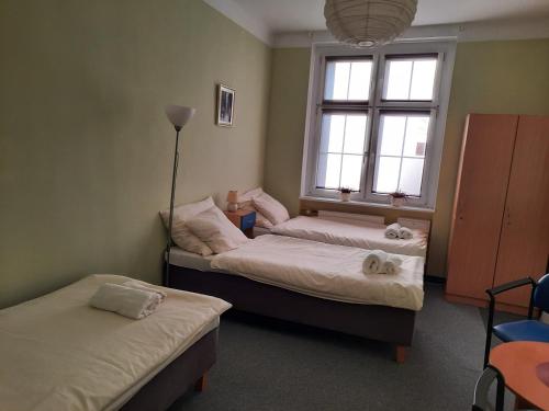 3 twin beds