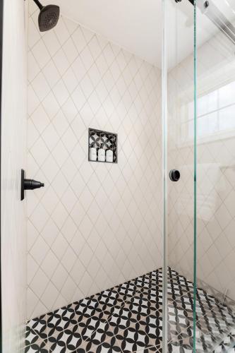 Midtown Modern - urban condo walkable to bars and beach in Traverse City, USA