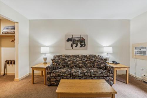 Cedarbrook Deluxe one bedroom suite with outdoor heated pool 21416 in Killington, USA