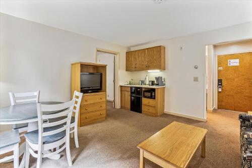 Cedarbrook Deluxe one bedroom suite with outdoor heated pool 21416 in Killington, USA