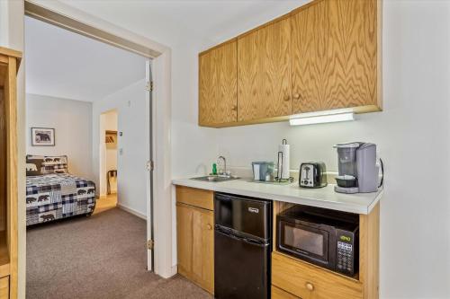 Cedarbrook Deluxe one bedroom suite with outdoor heated pool 21416 in Killington, USA