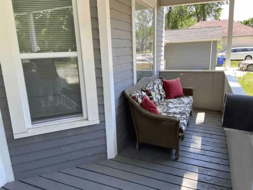 Cozy 3 & 4 Bed Home 2 Blocks to Hospitals & Lambeau in Green Bay, USA