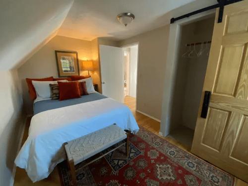 Cozy 3 & 4 Bed Home 2 Blocks to Hospitals & Lambeau in Green Bay, USA