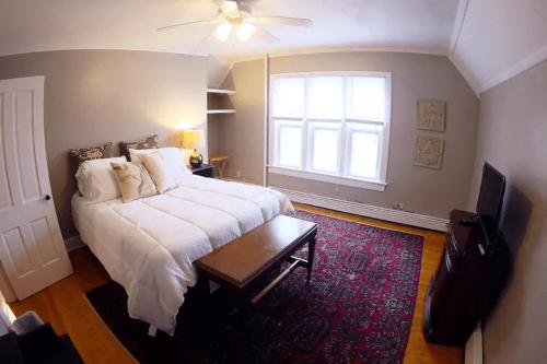 Cozy 3 & 4 Bed Home 2 Blocks to Hospitals & Lambeau in Green Bay, USA