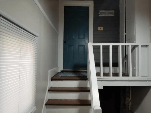 Cozy 3 & 4 Bed Home 2 Blocks to Hospitals & Lambeau in Green Bay, USA