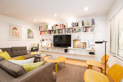 Cozy 2BR in Highland Park near DTLA and Hollywood in Los Angeles, USA