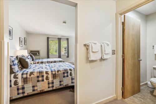 Cedarbrook Hotel Room w/2 Doubles 116 in Killington, USA