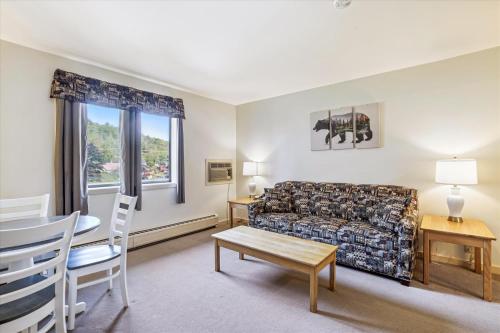 Cedarbrook Deluxe one bedroom suite with outdoor heated pool 11921 in Killington, USA