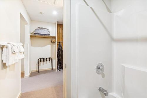 Cedarbrook Deluxe one bedroom suite with outdoor heated pool 11921 in Killington, USA