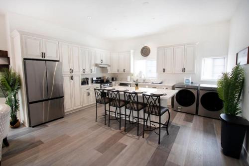 Newly Renovated 4BR in LA near Hollywood and Ktown in Los Angeles, USA