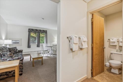 Cedarbrook Deluxe 1 bedroom suite with outdoor heated pool 11820 in Killington, USA