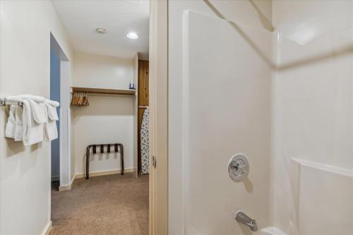 Cedarbrook Deluxe 1 bedroom suite with outdoor heated pool 11820 in Killington, USA