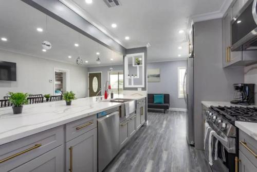 Contemporary 3BR Home in HEART of Westminster GG in Westminster, USA