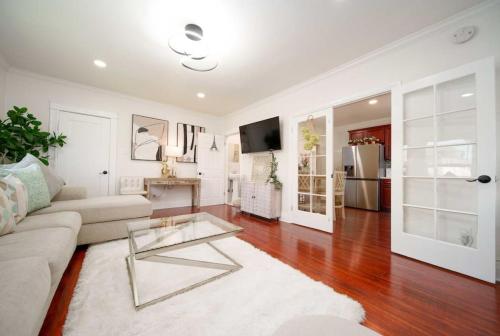 Exquisite 3BR Home in Mid City near K-town in Los Angeles, USA