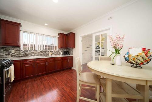 Exquisite 3BR Home in Mid City near K-town in Los Angeles, USA