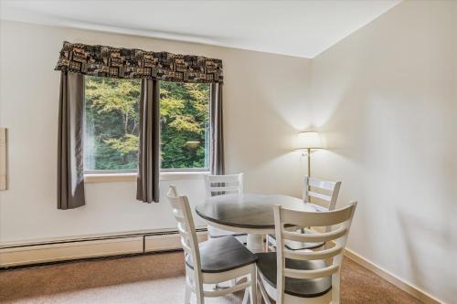 Deluxe one bedroom suite located on first floor with outdoor heated pool 11517 in Killington, USA