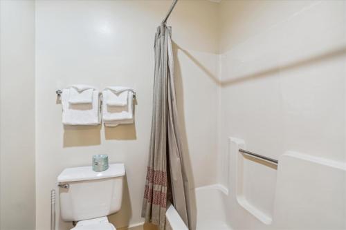 Cedarbrook Hotel Room w/2 Doubles 117 in Killington, USA