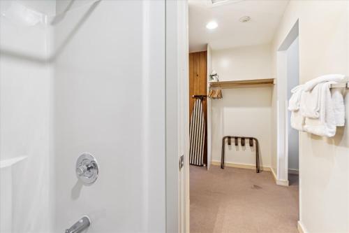 Cedarbrook Two Double bed Hotel Room with outdoor heated pool 216 in Killington, USA