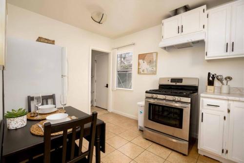 Homey 1BR Home in Mid-City near K-town in Los Angeles, USA