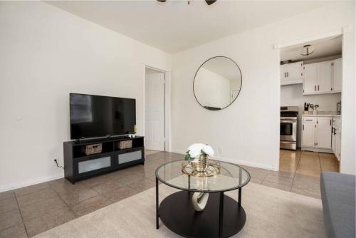 Homey 1BR Home in Mid-City near K-town in Los Angeles, USA