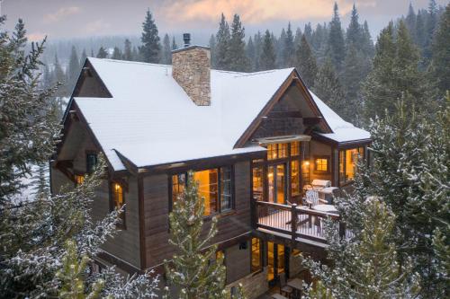 Stunning modern home walking distance to town and trails, Hot Tub, Fire Pit, Views! in Breckenridge, USA