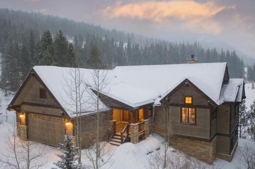 Stunning modern home walking distance to town and trails, Hot Tub, Fire Pit, Views! in Breckenridge, USA