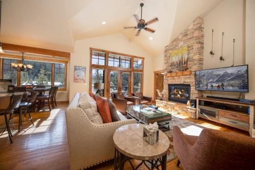 Stunning modern home walking distance to town and trails, Hot Tub, Fire Pit, Views! in Breckenridge, USA