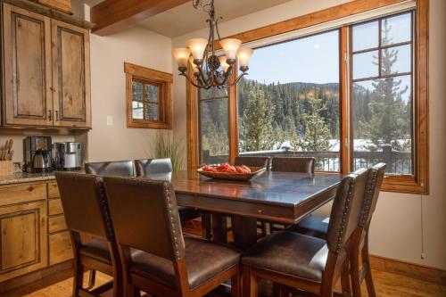 Stunning modern home walking distance to town and trails, Hot Tub, Fire Pit, Views! in Breckenridge, USA