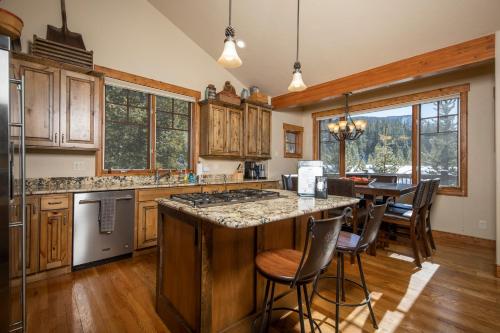 Stunning modern home walking distance to town and trails, Hot Tub, Fire Pit, Views! in Breckenridge, USA