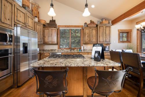 Stunning modern home walking distance to town and trails, Hot Tub, Fire Pit, Views! in Breckenridge, USA