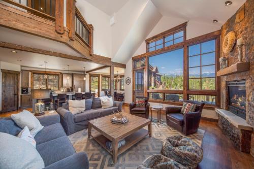 GORGEOUS modern estate private ski SHUTTLE! Hot Tub, hiking trail to town, fire pit, even a SONIC ic in บัลดี เมาน์เท็น