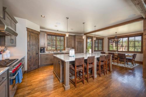 GORGEOUS modern estate private ski SHUTTLE! Hot Tub, hiking trail to town, fire pit, even a SONIC ice maker!! in Breckenridge, USA