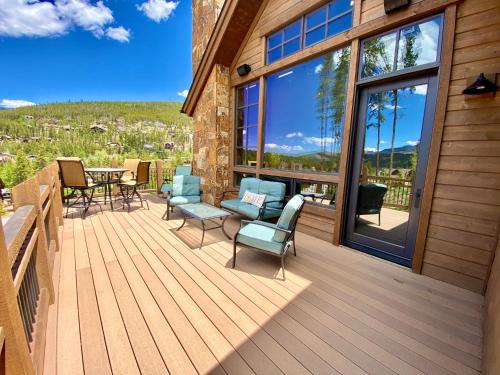 GORGEOUS modern estate private ski SHUTTLE! Hot Tub, hiking trail to town, fire pit, even a SONIC ic in บัลดี เมาน์เท็น