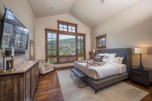 GORGEOUS modern estate private ski SHUTTLE! Hot Tub, hiking trail to town, fire pit, even a SONIC ic in บัลดี เมาน์เท็น