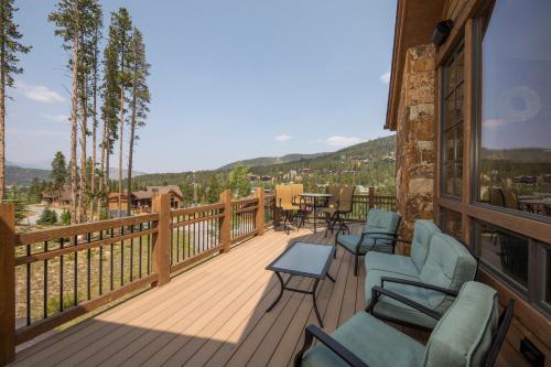 GORGEOUS modern estate private ski SHUTTLE! Hot Tub, hiking trail to town, fire pit, even a SONIC ic in บัลดี เมาน์เท็น