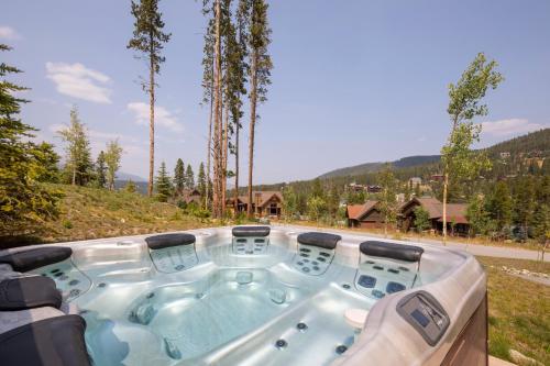 GORGEOUS modern estate private ski SHUTTLE! Hot Tub, hiking trail to town, fire pit, even a SONIC ic in บัลดี เมาน์เท็น