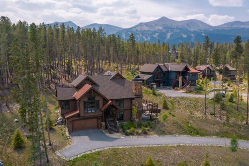 GORGEOUS modern estate private ski SHUTTLE! Hot Tub, hiking trail to town, fire pit, even a SONIC ic in บัลดี เมาน์เท็น