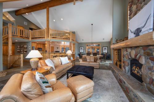 Walking distance to downtown Breck, Stunning ski resort panorama, hot tub, foosball, arcade machine! in Breckenridge, USA