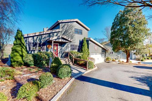 Lazy Bear Lodge in Newland, USA