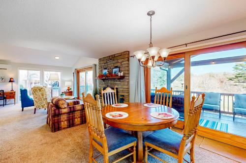 Lazy Bear Lodge in Newland, USA