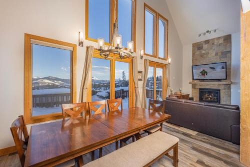 Beautiful 7 BEDROOM, 3 gathering areas, pool table, hot tub, and huge deck with 360-degree views!!