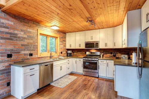 Gorgeous updated mountain home just minutes from the slopes, private hot tub, pool table!